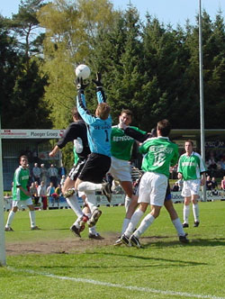 De doelman van VVOG plukt de bal (Foto Helmich Lubberts)